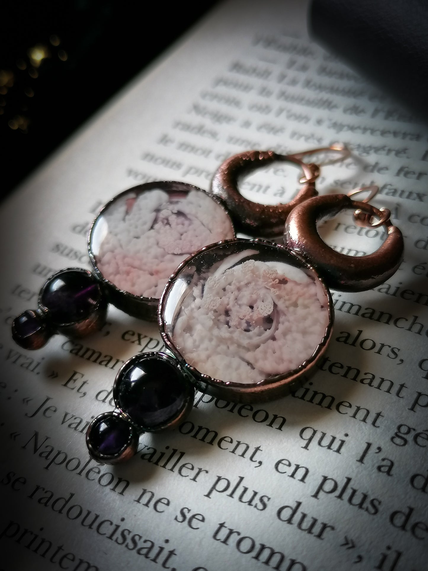 Boucles d'oreilles witchy violette avec améthystes et cuivre 