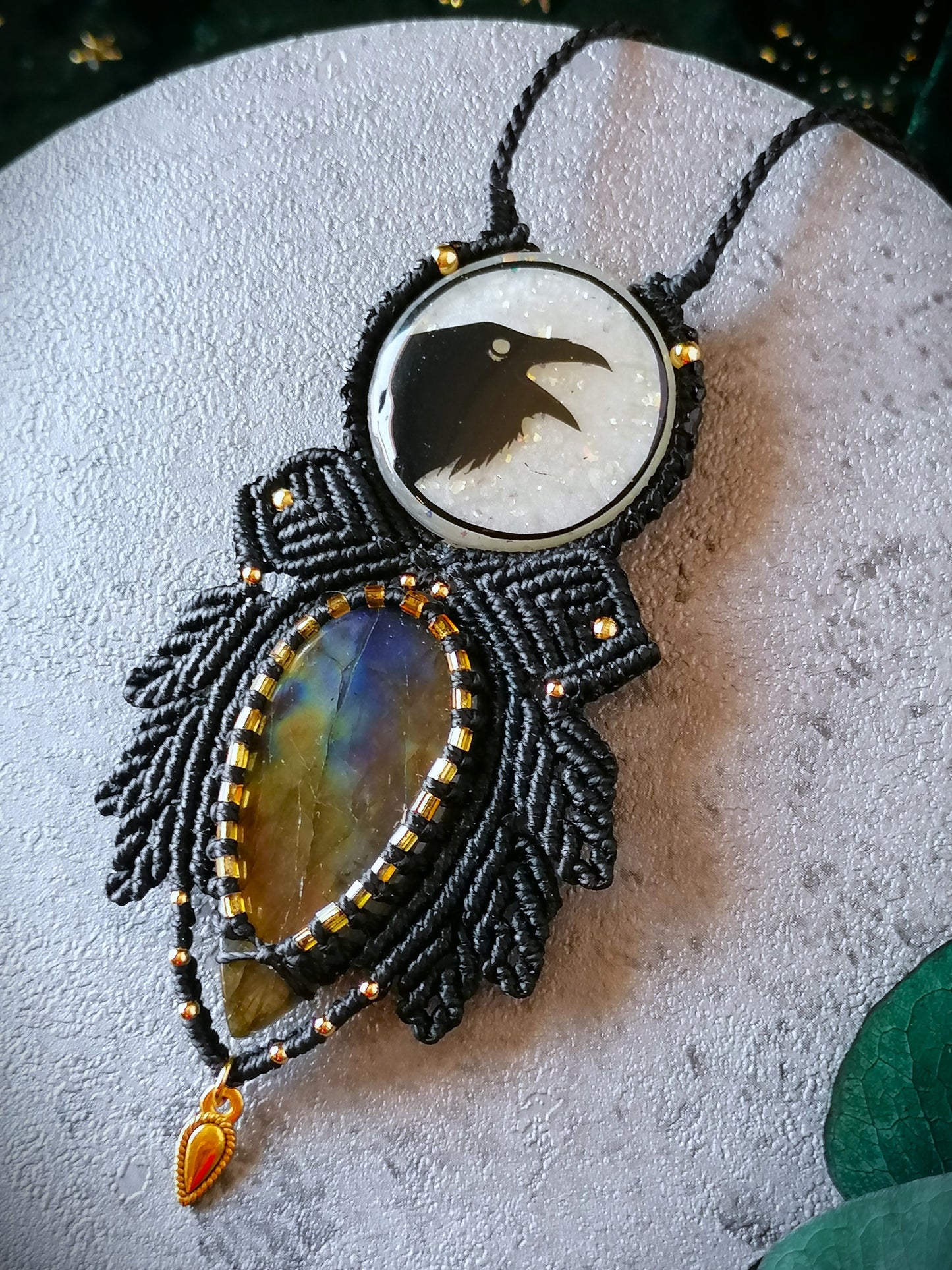 Corneille du Bois sombre - Pendentif labradorite