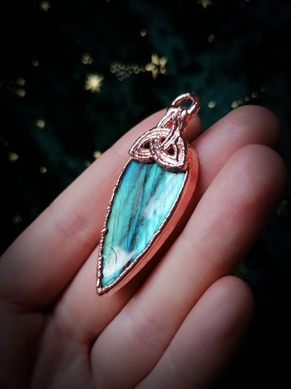 Triquetra - ras de cou - micromacramé, cuivre et labradorite