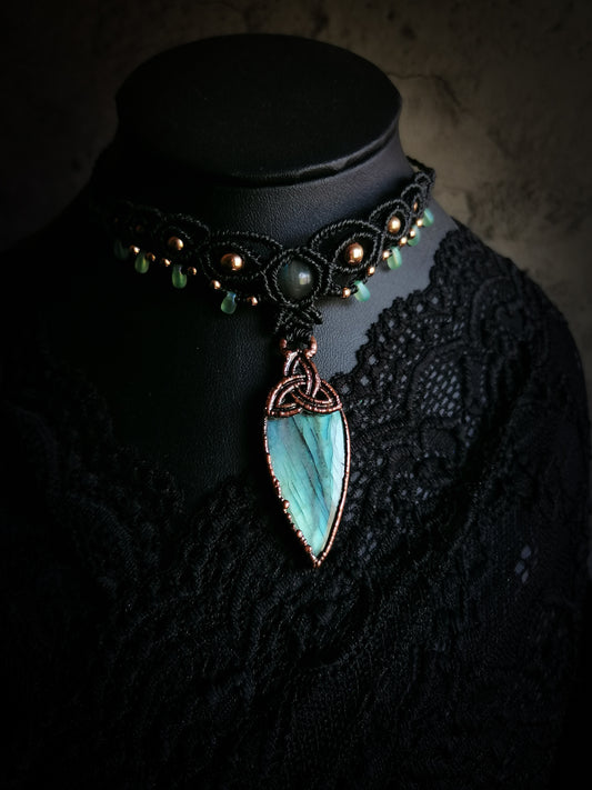 Triquetra - ras de cou - micromacramé, cuivre et labradorite