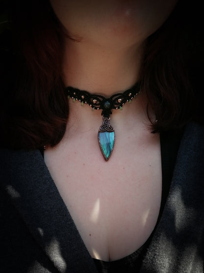 Triquetra - ras de cou - micromacramé, cuivre et labradorite