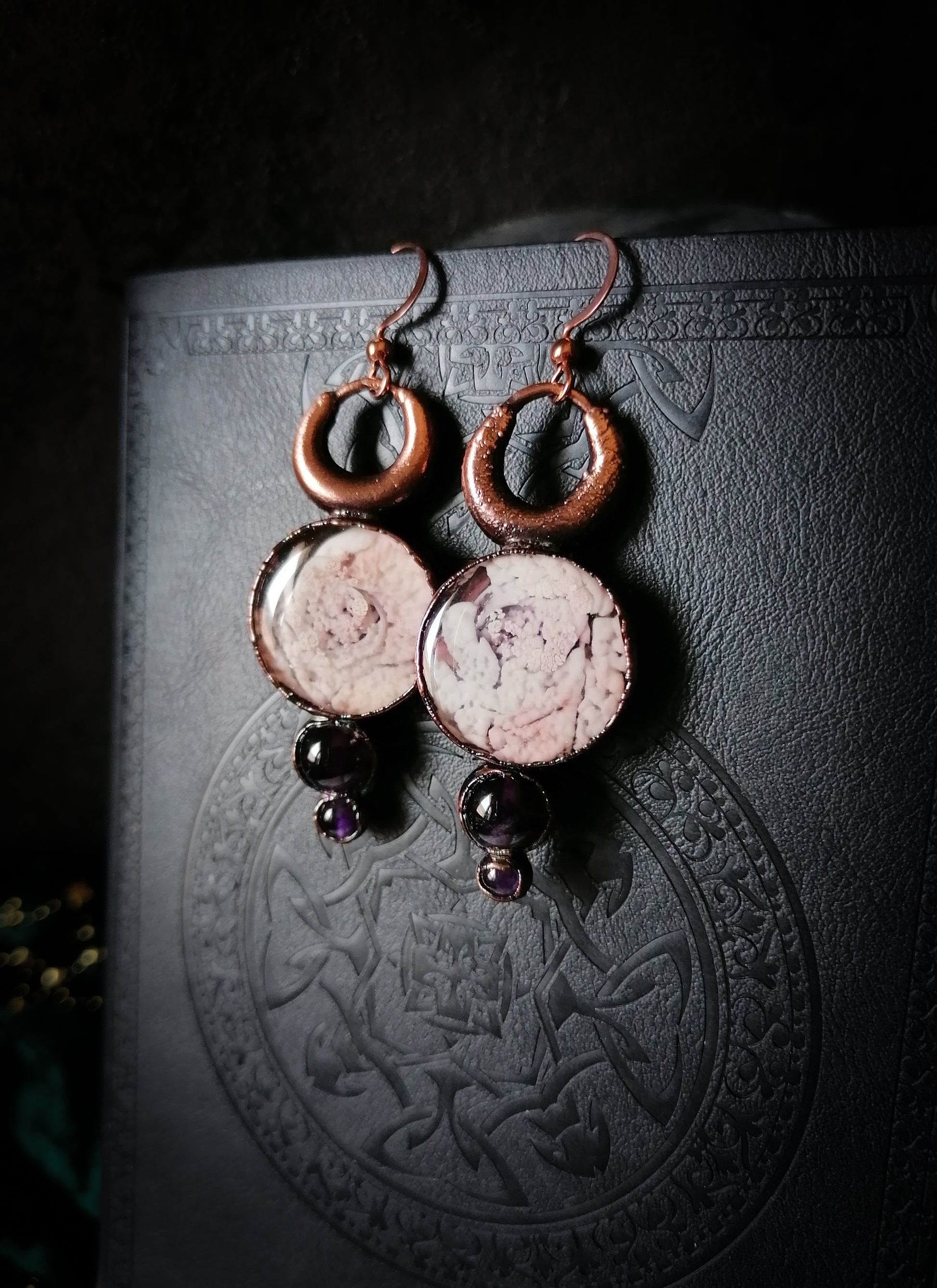 Boucles d'oreilles witchy violette avec améthystes et cuivre 